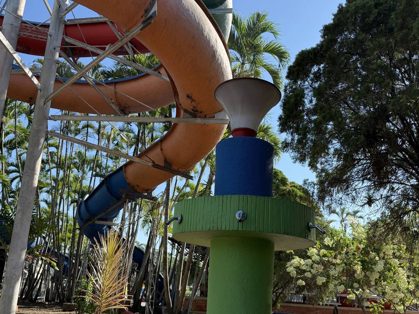 Tobogán en espiral y juegos de agua del Oasis Infantil en Las Pirámides