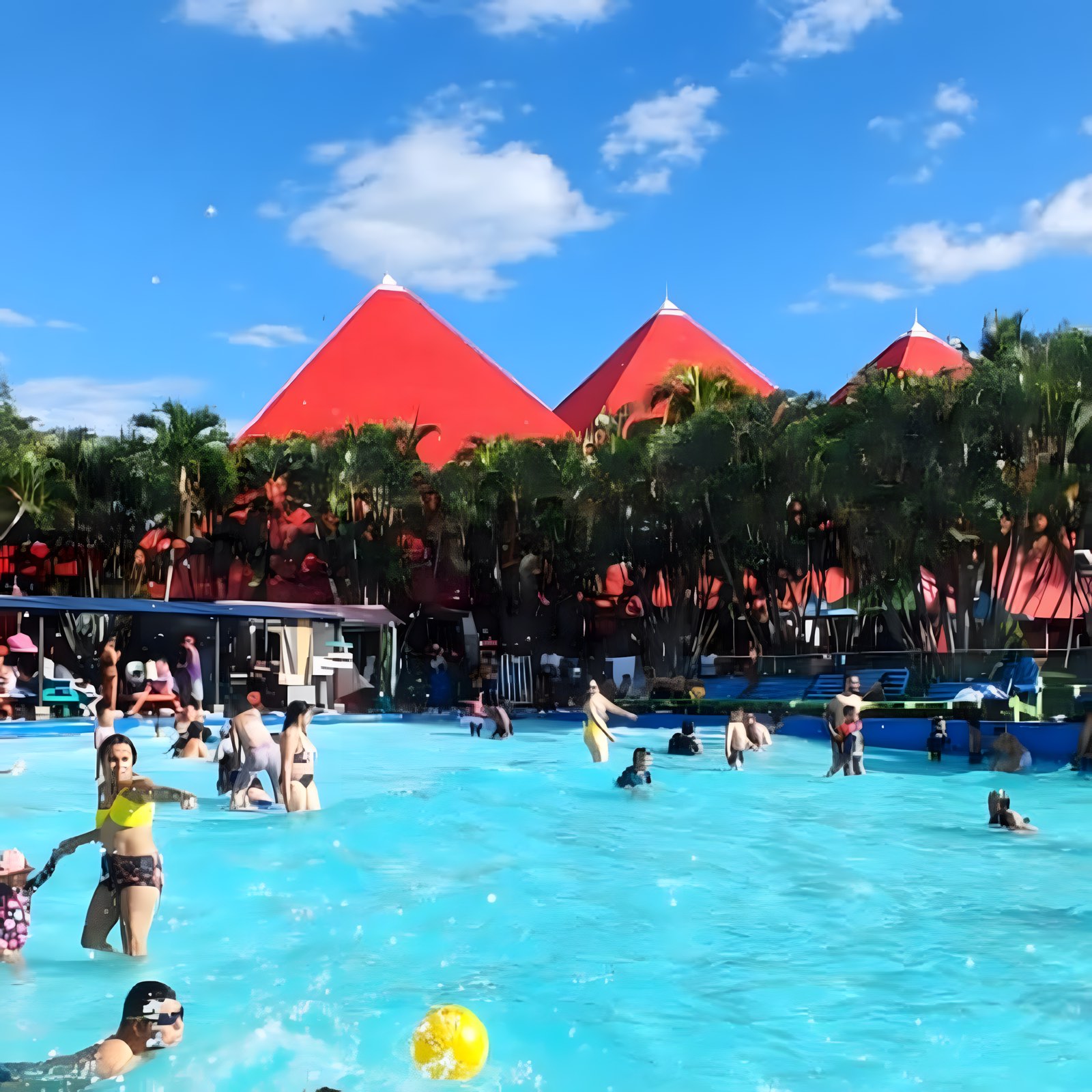 Piscina tipo playa con las pirámides al fondo
