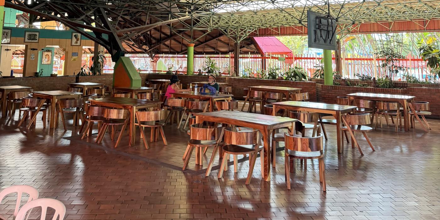 Comedor del restaurante de Las Pirámides bajo el gran domo
