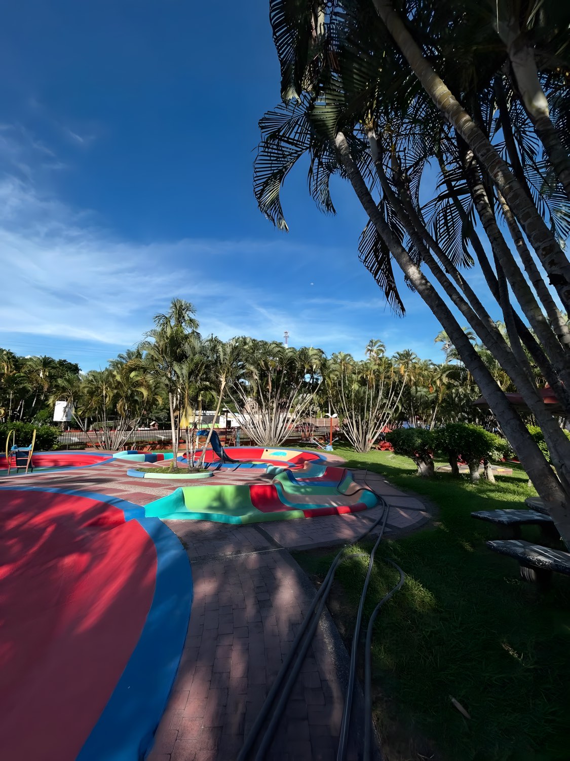 Niños en las piscinas infantiles de Las Pirámides