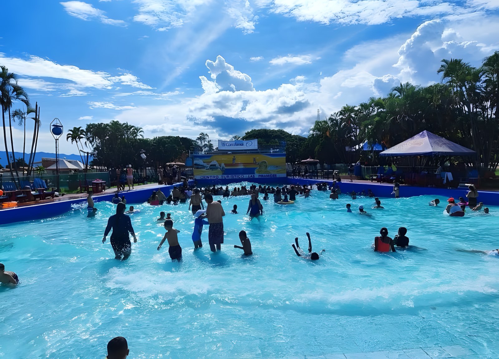 Familias disfrutando la piscina de olas en Las Pirámides, Cartago